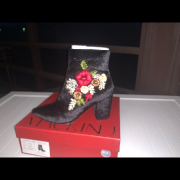 Black Floral Applique Velvet Bootie NIB - Picture 5 of 8